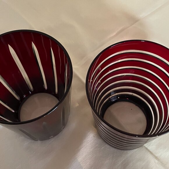 2 Festive Sur La Table Hand Cut Cranberry to Clear Glasses - Picture 4 of 4
